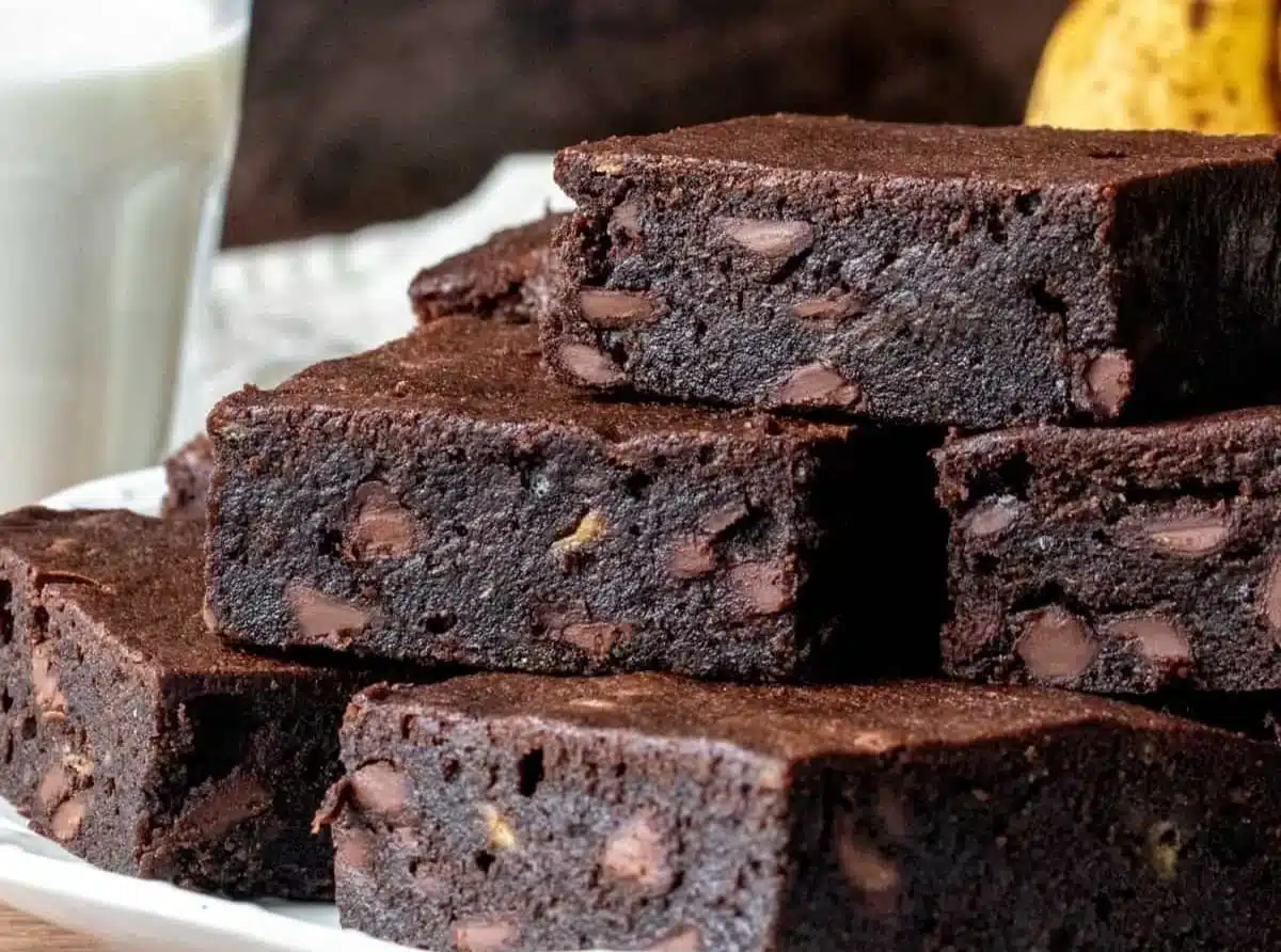 Delicious fudgy banana brownies topped with chocolate chips